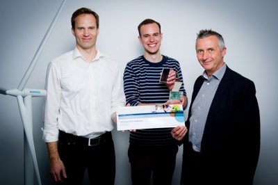 A Siemens Foundation grant is presented to Christian Fischer Pedersen and Sune Monrad by Director of Communications John Finnich Pedersen. Photo: Henrik Olsen, Hasle Foto.