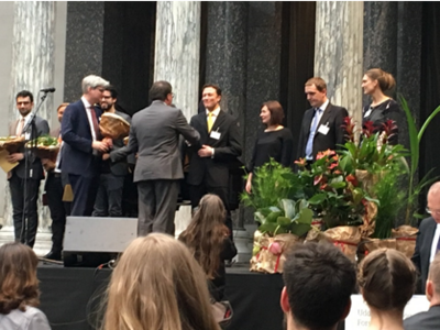 Handshake and flowers from the Danish Minister Søren Pind (left) for Martijn’s DFF Sapere Aude Grant, for ultra-low noise microwave oscillators, based on PICs.